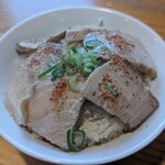 喜一 - チャーシューをのせてセルフチャーシュー丼の完成