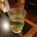 びっくりドンキー - ノスタルジックなグラスで提供されるお水。