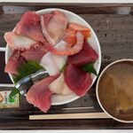 横浜魚市場卸協同組合 厚生食堂 - 店長のおすすめ海鮮丼1200円