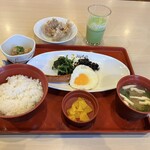 Joyfull - "おてごろモーニング"メニューの「目玉焼き納豆朝食 ４３８円」と無料クーポン使用の「唐揚げ」です。