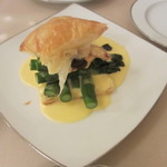 フレンチサック - アスパラと鶏胸肉のミ・キュイのパイ仕立て ヴィネグレットのムースリーヌ