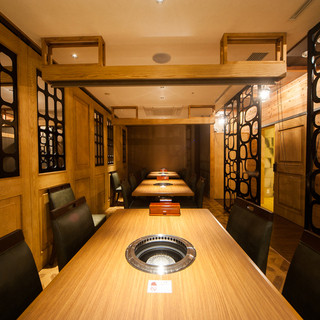 温かみのあるモダンな内装◆半個室や個室席も完備