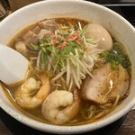 リトルアジア - 海老ラーメン全部乗せ。最初にスープを一口啜ると、ガツーーーンとくる海老の風味。あっさりスープなのでごくごく飲める。チャーシューはトロトロの神豚だね。パクチー入ってると思ってたら入ってなかった無念