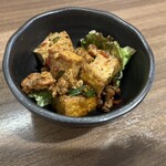 リトルアジア - 先付けですって！厚揚げにピリッと絡みのある肉味噌が和えてある。厚揚げもしっかり味が染み込んでておいしー！（もちろんメニューは先付け込みのお値段）