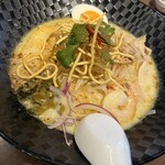 リトルアジア - 週替りメニューのカオソーイ。グリーンカレーみたいで、こちらは平米麺。高菜が良いアクセントで、こちらもマジですんごい美味しかった！