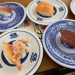 無添くら寿司 - 手前左:かに食べ比べ、手前右:長崎和牛にぎり