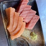 立ち呑み 庶民 - まぐろ刺身500円、サーモン刺身250円