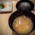 温石 - お味噌のお味が立った、お味噌汁と、香の物。