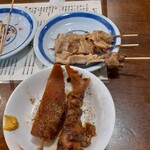 かぶら屋 - 奥はガツ塩焼き。手前が黒おでん(左側が、しのだ巻き、右側がちくわ)