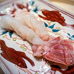 温石 - 焼きしゃぶ仕立てで、歯ごたえを残し、甘みを引きだしています。半身でも一口に余る大きさでした。