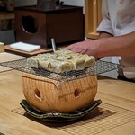 温石 - 目の前できんつばを焼き上げ、甘い香りが漂います。