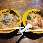 麺処 寅路 - 左が味噌らー麺（海老油）大盛り、右が和風魚貝らー麺