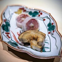 温石 - 酢を効かせた大根で砧巻きにした鯵。夏場と違ってパンチある旨みと脂が乗っているからこその味わい、いきなり心が震えます。オデオ牛蒡は、木の幹のように太い牛蒡。有機栽培で灰汁抜きもいらず、風味の強い牛蒡です。