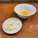 肉野菜炒め ベジ郎 - 生卵、コールスロー