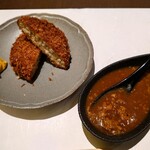 紀尾井町 とんかつ・洋食ひとみ - 自家製メンチかつ、ちょい足しカレーソース。