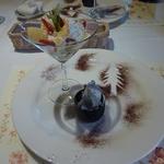 ル・ポティロン - 苺のショートのデザート。胡麻のアイスクリーム添え