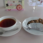 志緒里 - 紅茶（フレバー：３００円）＋コーヒーケーキ（３００