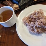 Daiyamondo Suteki - 私の１杯目は、五穀米とオニオンコンソメスープ１杯目…　このスープがピリ辛で、うんまいんですよ…