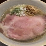 大磯 海そば - 大きなチャーシューが目を引くがその奥にうまうまスープが！