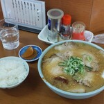 ラーメンのと金 - 辛味噌チャーシュー(大盛)&ライスをば…。