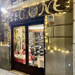 Ristorante Enoteca Migone - 店の隣はMigoneという酒販店　イタリア全土のワインを取り扱っています
