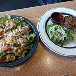 BUSHWICK BAKERY & GRILL - チョップドサラダディッシュ1800円とビーフステーキシャリアピンソース2400円(税込)