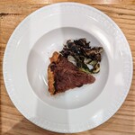 La Stalla - 地元の赤玉ねぎをトロペア風のタルトに。焦がしたラディッキオ