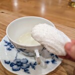 La Stalla - 年末のテイクアウトで、１台作るのに１時間かかるティラミスに２２個の注文が入ったそうです。その作成に本日は徹夜明けだとか。なので卵白が余ったのか自家製のマシュマロです。