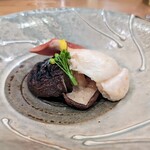 La Stalla - 椎茸の味で頂く北寄貝が絶品。わたくし醤油を付けて食べるのがあまり好きじゃないんですよ。醤油が勝ちすぎるというか。これは最高でした。