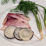 La Stalla - 塩を効かせて燻香を纏わせて、付け合わせで風味と食感を変化させて。完璧な調理です。鰤に余計なものを注入せんでいいのよ。