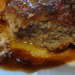洋食屋 林檎亭 - 「林檎亭」さんの自慢のハンバーグはナイフで切れ目を入れると肉汁が溢れてきます。