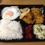 べんとう亭 - 日替弁当590円 チキンカレー煮込み、ポテトフライ、目玉焼き、ソフトサラダ