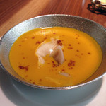 エ・オ ベルナール・ロワゾー・スィニャテュール - かぼちゃのスープ、栗のラヴィオリ添え