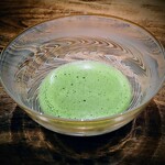 温石 - お抹茶は骨董のガラス。素敵です。