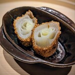 温石 - 太い根深葱を、ザクザクのおかき揚げに。クリーミーに甘い葱に、葱の香りが染みた衣が また旨い！　葱の最上級の食べ方ですね。