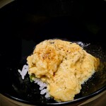 温石 - 蛤出汁の卵とじ丼。こんなに上品に染みる卵とじ丼、無い。