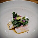 温石 - 蒸した赤むつに、生の春菊と紫蘇の花を載せて出汁醤油をかけています。天敵ノドグロ!!っと思いましたが、これが凄かった♡♡♡　しっとり蕩けながら歯ごたえも残す絶妙な蒸加減で、脂がスッと消える上品の極みのようなお味。