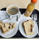 Cinnamon Cafe - シナモンバン ハーフサイズ (Cinnamon Bun Half) 2.10 UKポンド × 2個、アメリカーノ 2.90 UKポンド、オレンジジュース ボトル 2.10 UKポンド 2023年12月29日