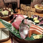 鮮魚とおばんざい 浜金 - 藁焼きカツオ入りの刺身盛り合わせ