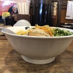 八番山 ばりきや - 辛ネギ入りみそラーメン（側面）