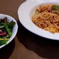トラットリアセレーナ - 鮭とオレンジブロッコリーのトマトソースパスタ　サラダ