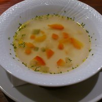スペイン料理 La Cazuela 三ノ宮 ミント神戸店 - パエリアランチのスープ