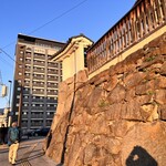 城のホテル - 甲府城石垣とホテル
