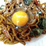 俺の中華たなか家 - 更に「生玉子」トッピング⤴️こちらはマイルドな味わいを楽しみました(๑´ڡ`๑)