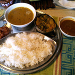 ネパール家庭料理 麦 - ネパール定食（左から）：トマトのチャツネ、ダル豆のスープカレー、野菜のカレー、チキンの辛炒めカレー（750円）