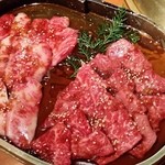 京都焼肉 牛楽亭 - タレ焼き（和牛上カルビ、和牛霜降もも肉）