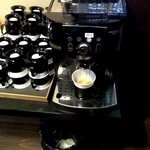 Shumbisai Sango Ro U - セルフサービスのコーヒー。押すと表示されてるボタンを一回押すだけ。ちょっと出て来るまで時間がかかります。