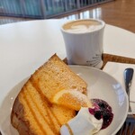 Cafe mozart Metro - シフォンケーキはオレンジ味で、フワフワして美味しかったです。カフェオーレもたっぷり入ってます