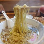 新宿飯店 - 麺リフトアップ
