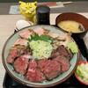 金沢肉食堂 - 能登牛と能登豚の肉丼　2,100円(税込)  ※手前が、能登牛